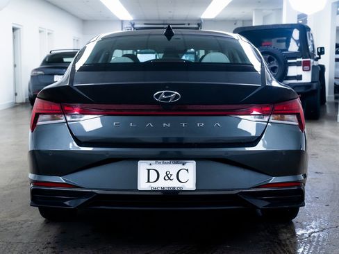 Used 2021 Hyundai Elantra Limited image 5