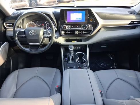 Used 2023 Toyota Highlander XLE FWD image 7