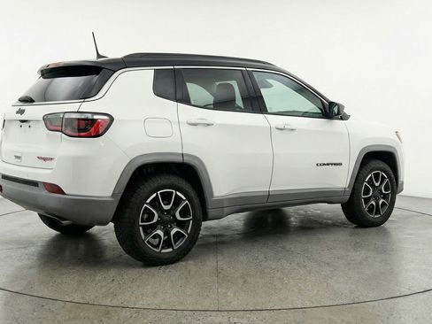 Used 2025 Jeep Compass Trailhawk image 9