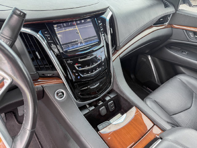 Used 2018 Cadillac Escalade Luxury RWD image 21
