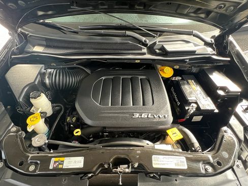 Used 2016 Chrysler Town & Country Touring image 27