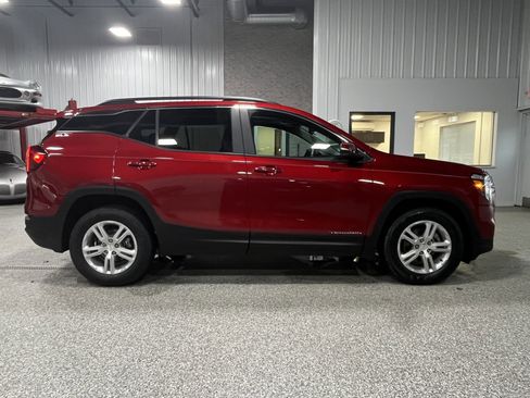Used 2024 GMC Terrain SLE w/ Driver Convenience Package image 5
