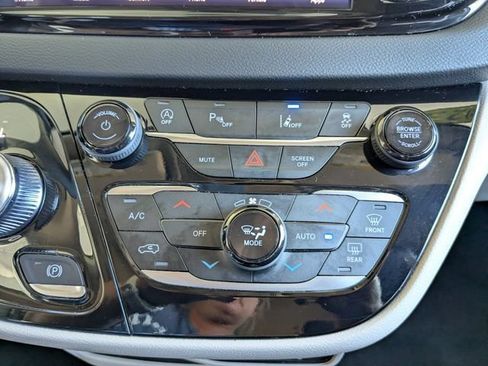 Used 2023 Chrysler Pacifica Touring-L FWD image 3
