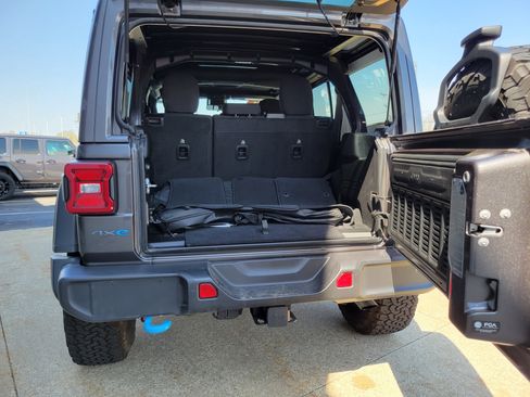 Used 2025 Jeep Wrangler Unlimited Rubicon 4xe w/ Convenience Group AWD/4WD image 21