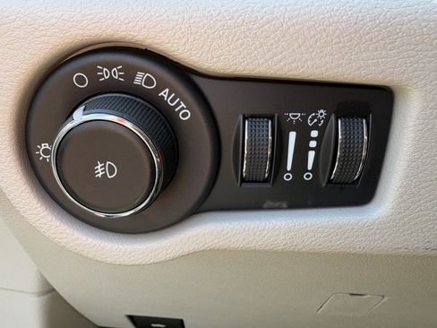 Used 2023 Chrysler Pacifica Touring-L FWD image 25