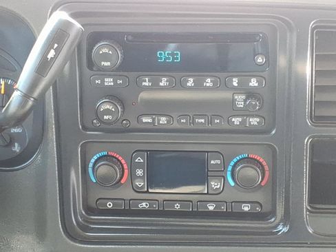 Used 2005 GMC Sierra 1500 SLE w/ Light Duty Power Package AWD/4WD image 7