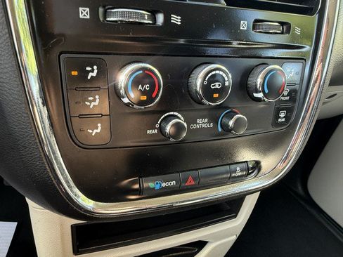 Used 2013 Dodge Grand Caravan SXT FWD image 29