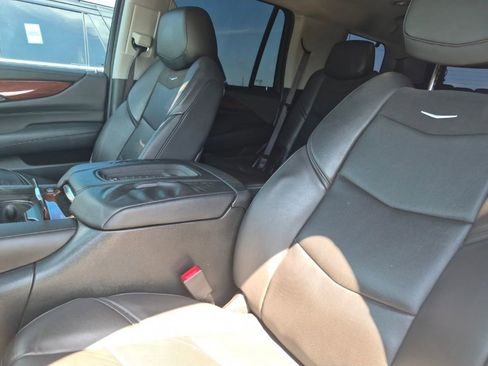Used 2016 Cadillac Escalade Luxury AWD/4WD image 11