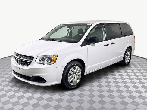 Used 2019 Dodge Grand Caravan SE w/ UConnect Hands-Free Group image 4