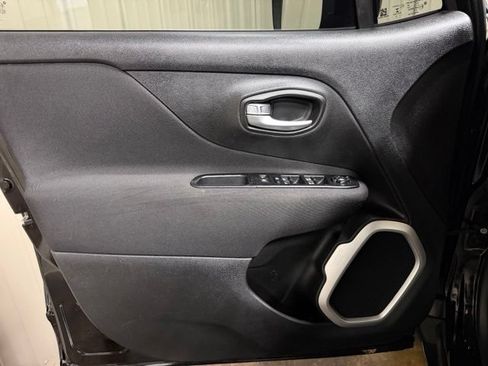 Used 2019 Jeep Renegade Latitude FWD image 12