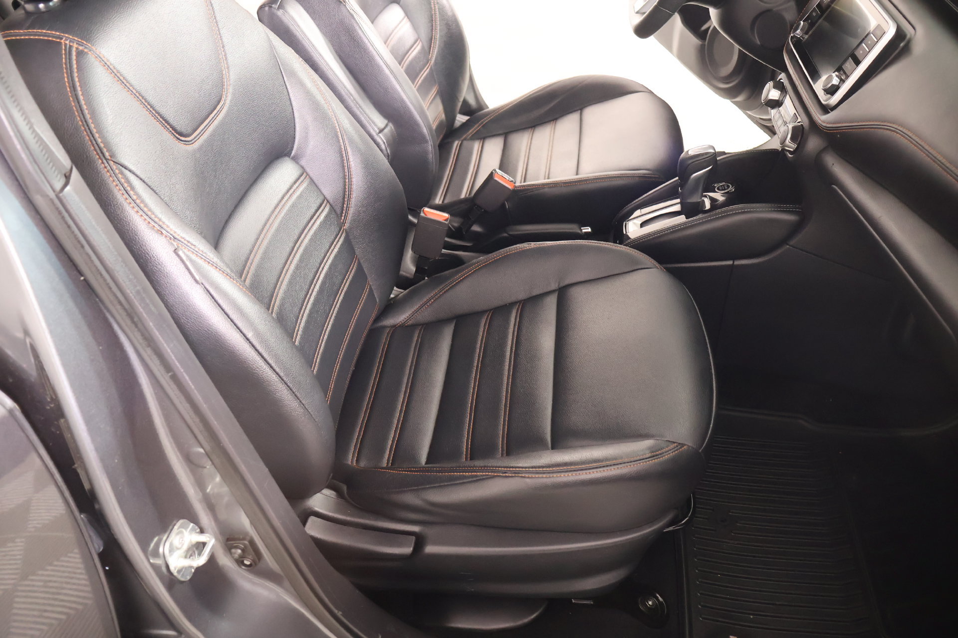 Used 2019 Nissan Kicks SR w/ SR Premium Package FWD image 13