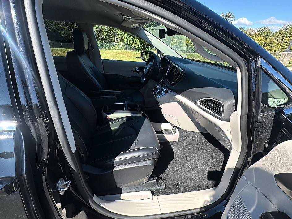 Used 2024 Chrysler Pacifica Touring-L FWD image 26