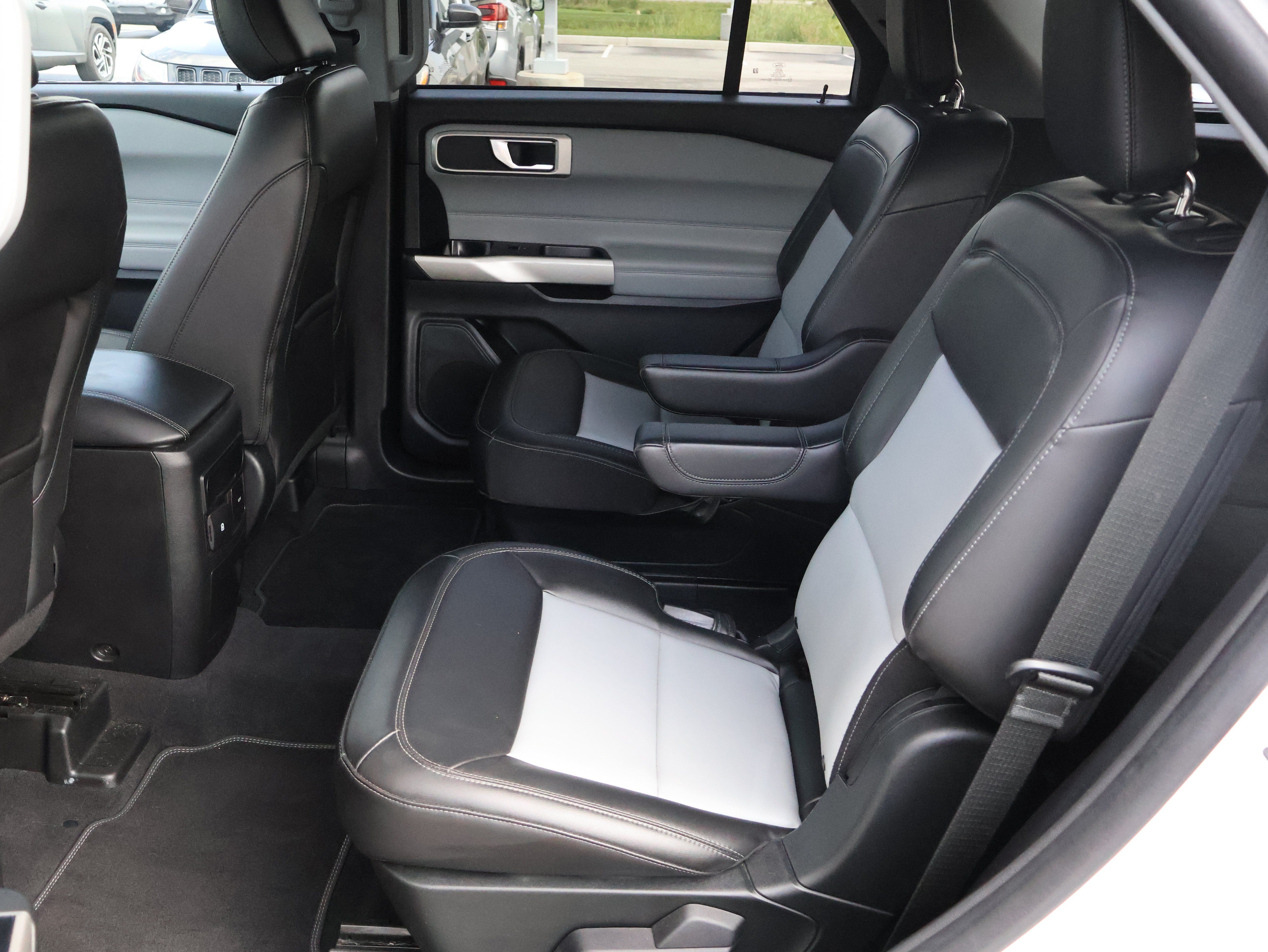 Used 2022 Ford Explorer XLT w/ Equipment Group 202A AWD/4WD image 10