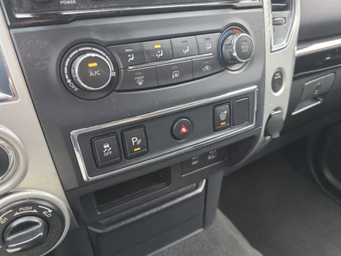 Used 2021 Nissan Titan SV AWD/4WD image 17