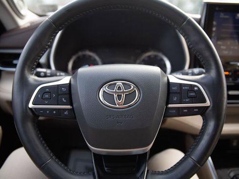 Used 2022 Toyota Highlander Limited image 12