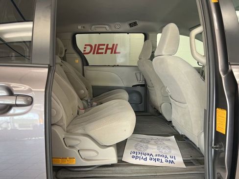 Used 2013 Toyota Sienna LE w/ Towing Pkg FWD image 10