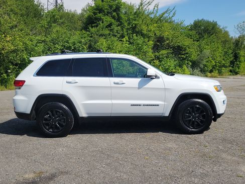 Used 2021 Jeep Grand Cherokee Laredo AWD/4WD image 4