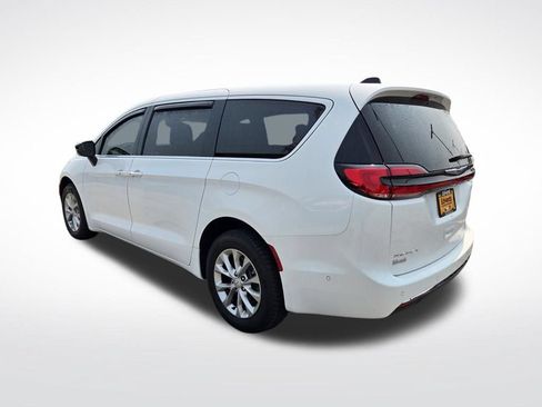 Used 2025 Chrysler Pacifica Select AWD/4WD image 6