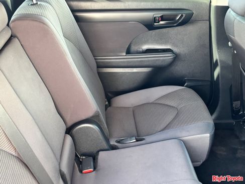 Used 2024 Toyota Highlander LE AWD/4WD image 14