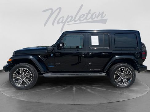 Used 2022 Jeep Wrangler Unlimited Sahara AWD/4WD image 4