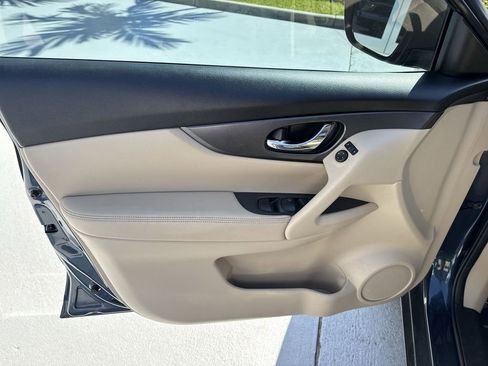 Used 2016 Nissan Rogue S w/ Appearance Package FWD image 39