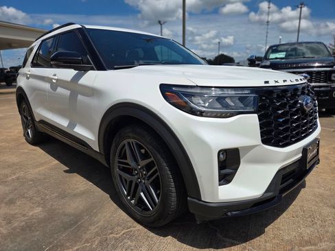 Certified 2025 Ford Explorer ST AWD/4WD image 3