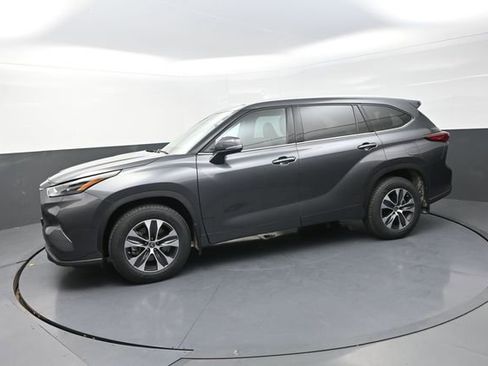 Used 2022 Toyota Highlander XLE image 42