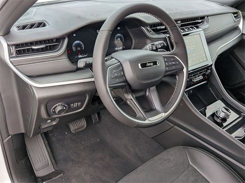 New 2025 Jeep Grand Cherokee Altitude image 11