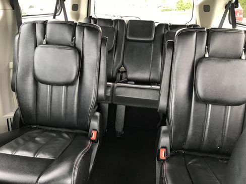 Used 2016 Chrysler Town & Country Touring FWD image 17