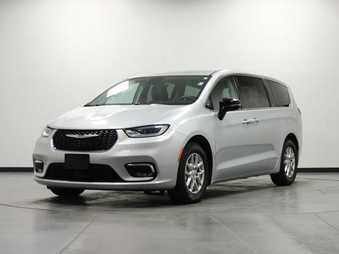 Used 2024 Chrysler Pacifica Touring-L FWD image 8