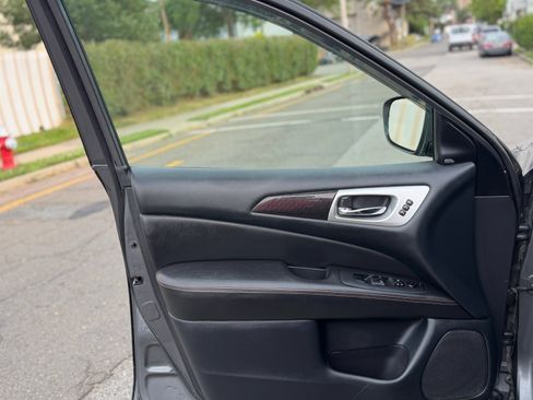 Used 2019 Nissan Pathfinder SL AWD/4WD image 16