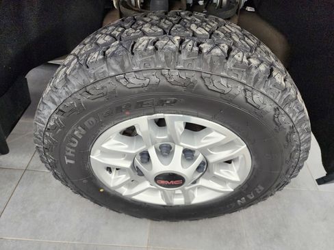 Used 2023 GMC Sierra 2500 SLE w/ SLE Convenience Package image 3