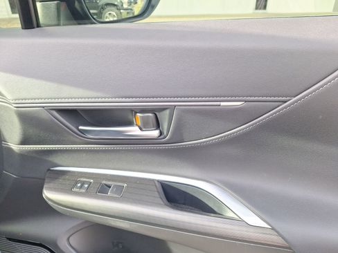 Used 2022 Toyota Venza XLE image 35