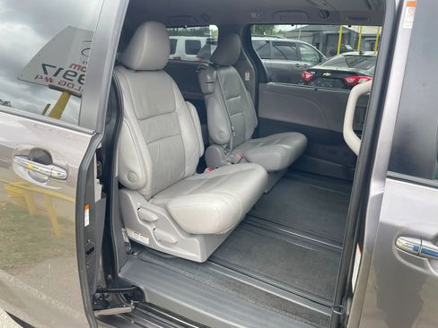 Used 2017 Toyota Sienna XLE Premium FWD image 8