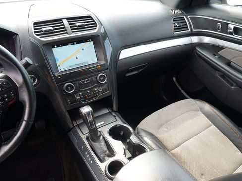 Used 2017 Ford Explorer XLT w/ Equipment Group 202A FWD image 21