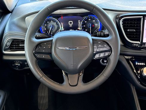 Used 2025 Chrysler Pacifica Limited FWD image 21