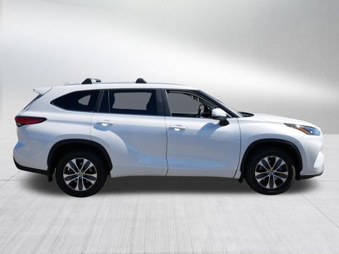 Used 2023 Toyota Highlander XLE AWD/4WD image 8