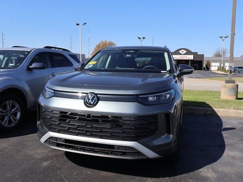 Used 2025 Volkswagen Tiguan SE image 12