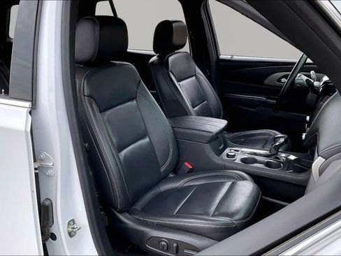 Used 2023 Chevrolet Traverse LT image 20
