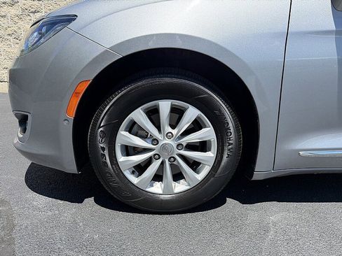 Used 2019 Chrysler Pacifica Touring-L w/ Advanced Safetytec Group FWD image 7