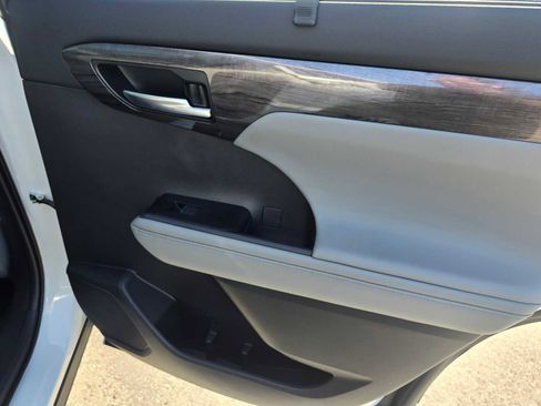 New 2026 Toyota Highlander Platinum image 13