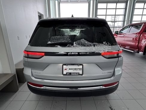 Used 2023 Jeep Grand Cherokee Laredo image 39