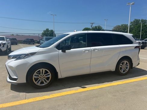 Used 2023 Toyota Sienna XSE AWD/4WD image 4