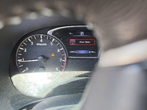 Used 2017 Nissan Pathfinder SV image 2