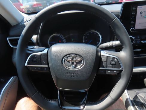 Used 2020 Toyota Highlander LE AWD/4WD image 46