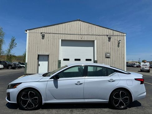 Used 2023 Nissan Altima 2.5 SR FWD image 9