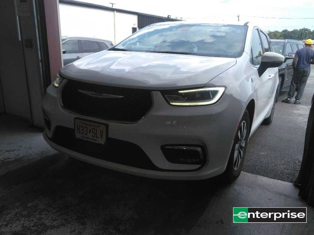 Used 2023 Chrysler Pacifica Touring-L FWD image 1