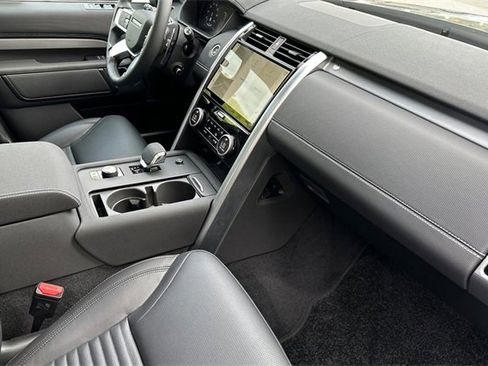 New 2025 Land Rover Discovery Dynamic SE image 16