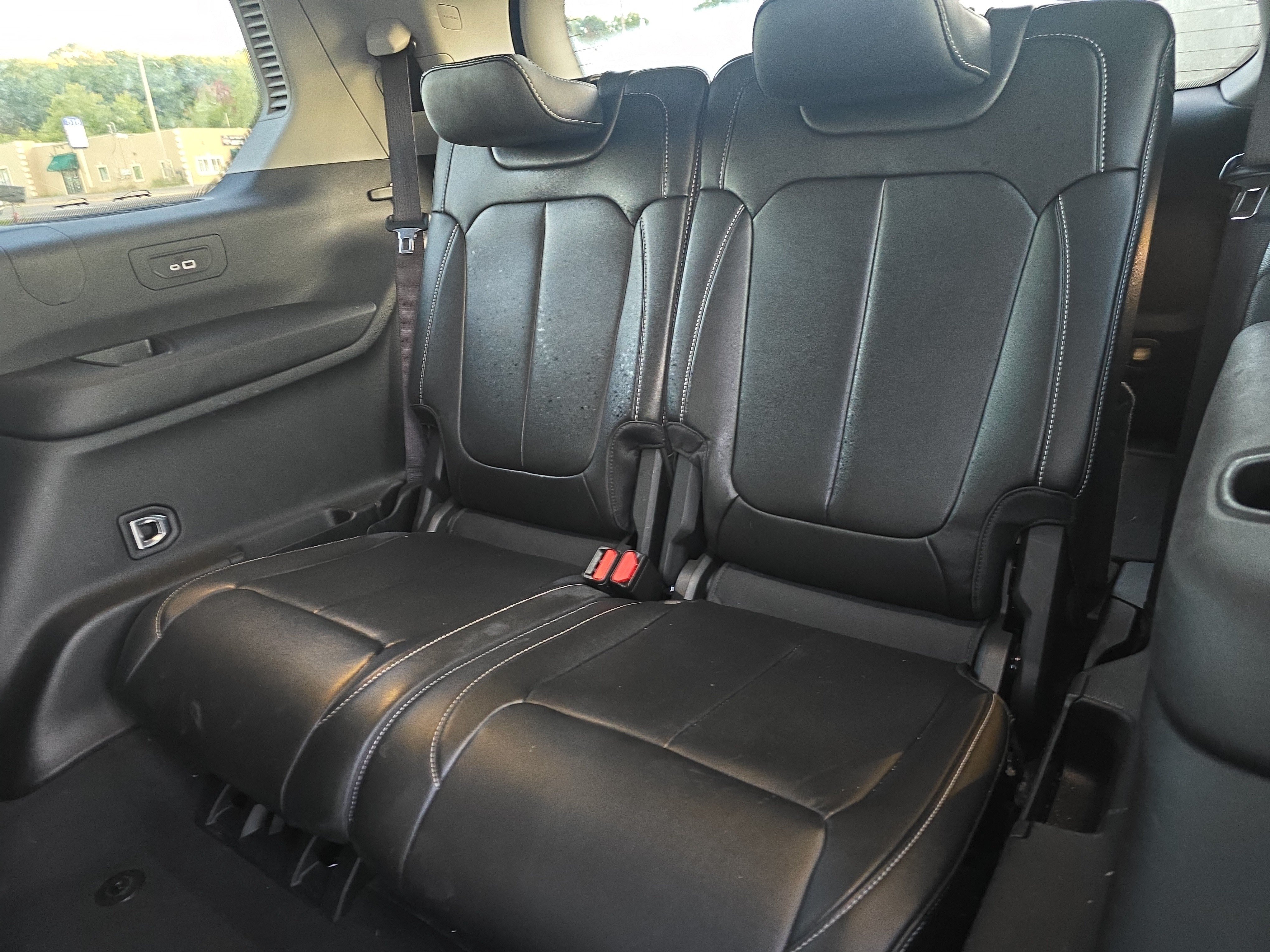 Used 2023 Jeep Grand Cherokee L Limited w/ Black Appearance Package AWD/4WD image 16