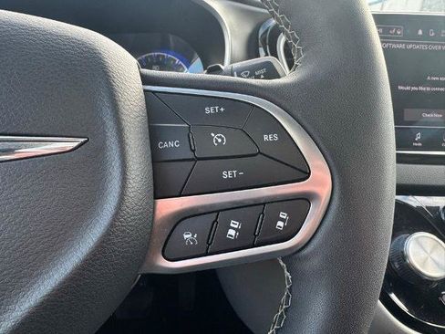 Used 2024 Chrysler Pacifica Touring-L FWD image 35